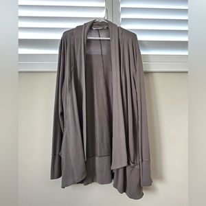 Athleta Pranayama Wrap in 1X Smoke Grey